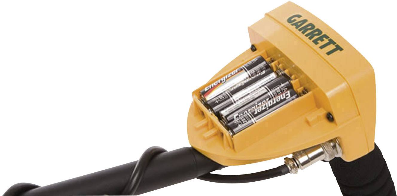 Un embout de sonde métallique de la marque 'Garrett' avec des batteries visibles, monté sur un manche noir.