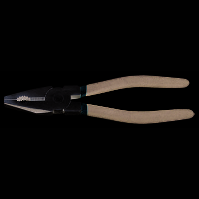 Une pince avec une poignée noire et orange. Elle possède des mâchoires dentelées pour saisir et maintenir des objets.