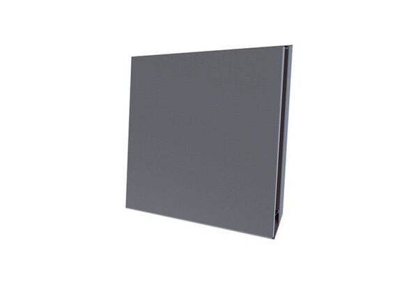 Un panneau métallique gris, carré, à surface lisse, probablement un élément d'un système de façade ou un produit de construction.