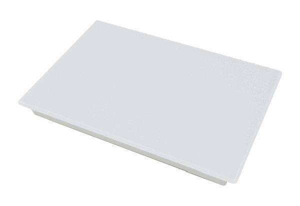 Un objet rectangulaire plat blanc, probablement une plaque en plastique, est posé sur une surface blanche.