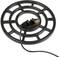 Une bobine de recherche noire, ronde, avec un câble, utilisée pour les détecteurs de métaux. Elle possède plusieurs rayons radiaux pour renforcer sa structure.