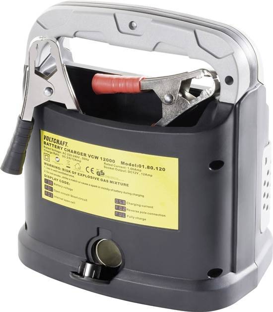 Un chargeur de batterie noir avec une étiquette jaune et des pinces argentées, adapté aux charges et à l'entretien.