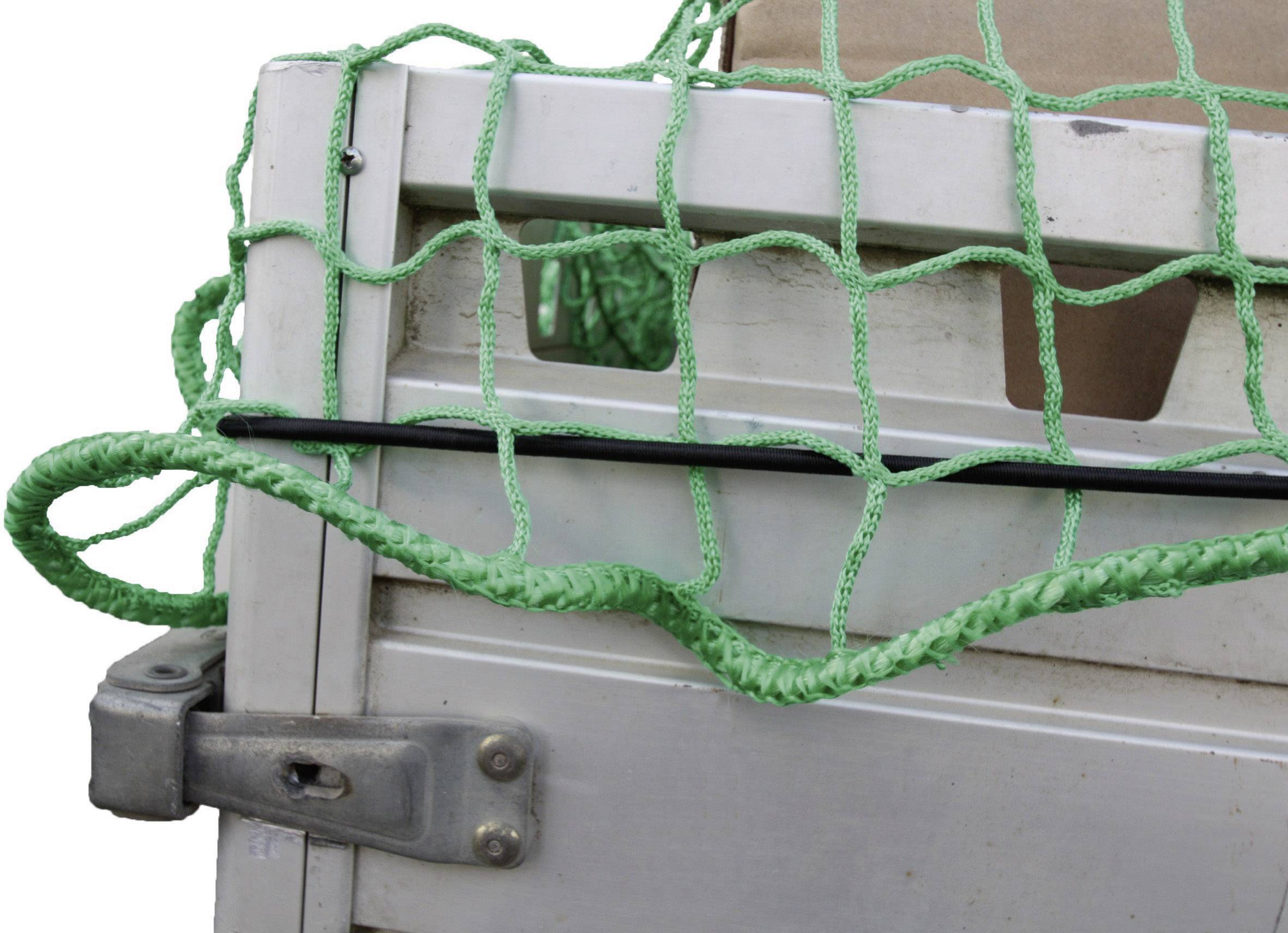 Un filet vert est tendu sur le côté d'un conteneur métallique, sécurisé par une barre.