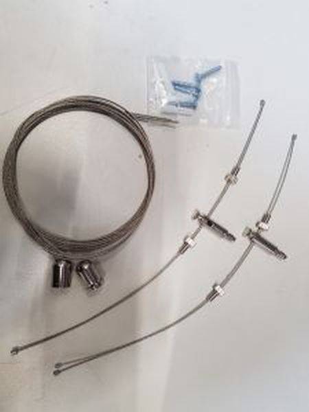 Un ensemble de câbles comprenant deux câbles, des fermoirs métalliques et des vis dans un sachet. Utilisé pour les systèmes de freinage de vélo.