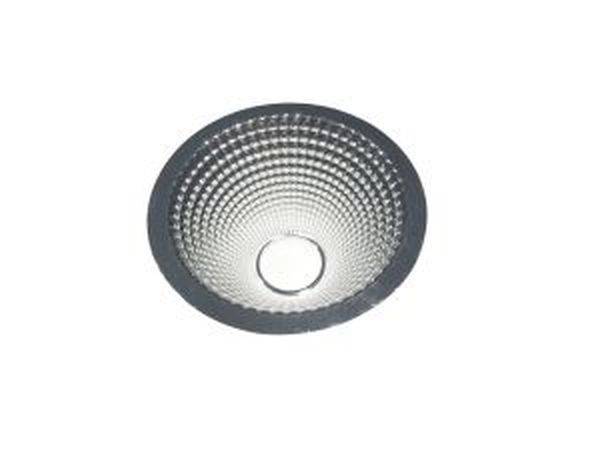 Un disque réflecteur métallique circulaire avec un motif strié convergeant vers le centre.