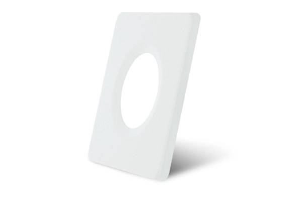 Plaque rectangulaire blanche en plastique avec un trou ovale au centre, sur un fond blanc.