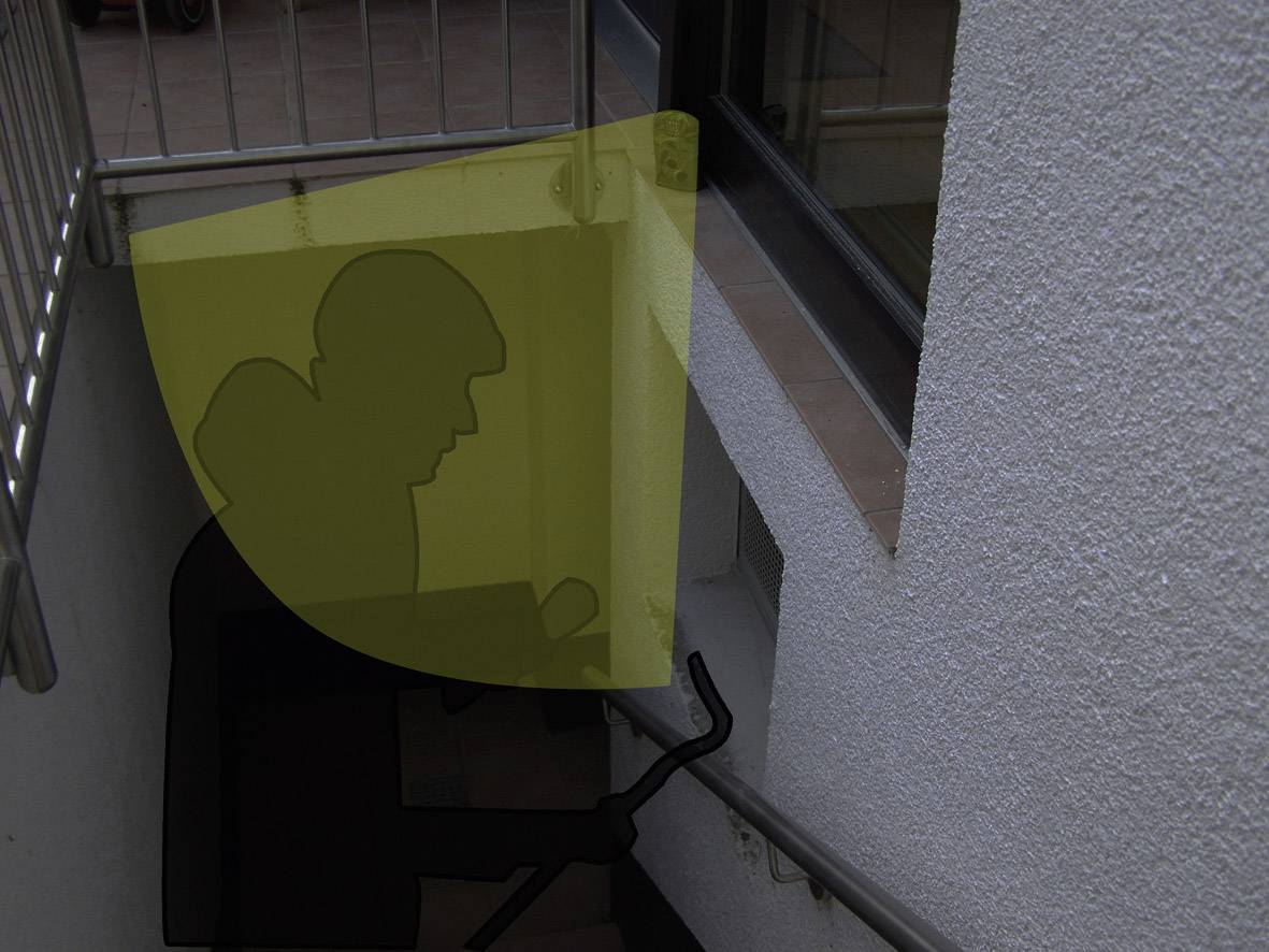 Une personne pousse un déambulateur le long d'un escalier partiellement masqué par un marquage jaune.