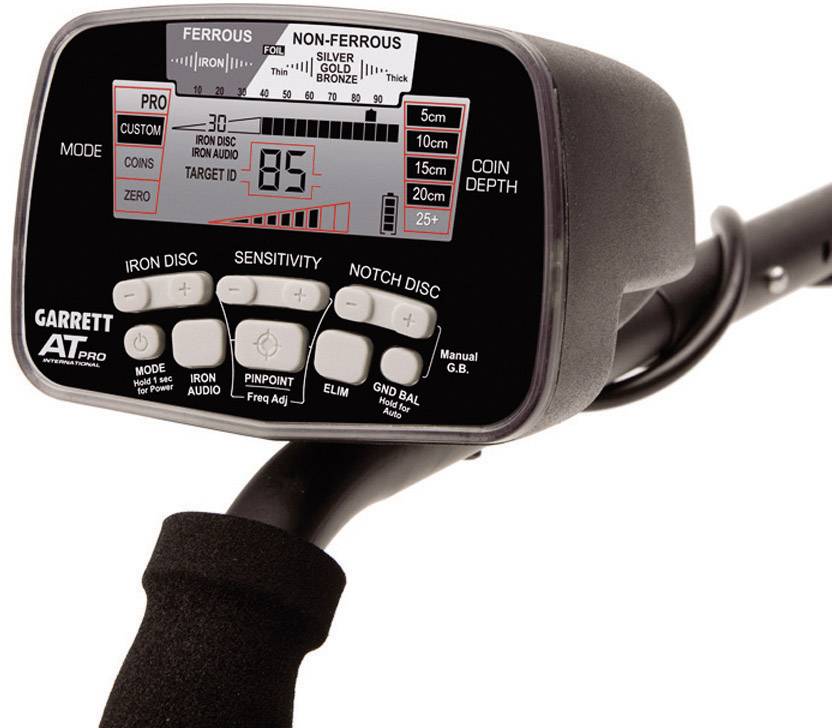 Écran de détecteur de métaux avec différents réglages tels que 'Fer', 'Argent' et 'Bronze' ; la profondeur et la sensibilité sont également visibles.