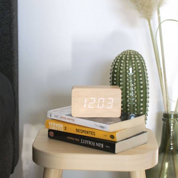 Réveil digital compact aspect bois