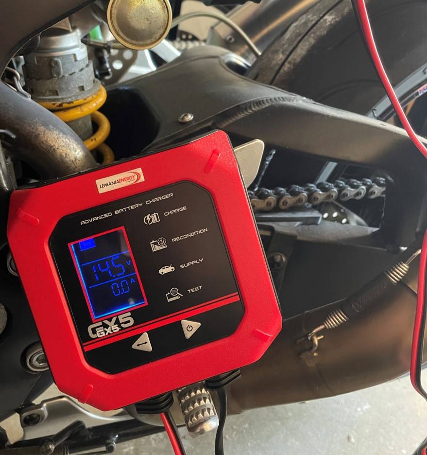 Chargeur de batterie auto intelligent et automatique 12/24 Volts-2
