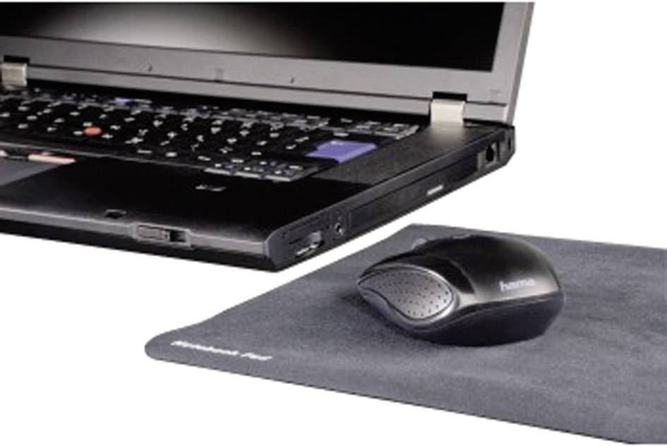 Un ordinateur portable est ouvert, montrant son clavier. À côté, une souris sans fil repose sur un tapis de souris.