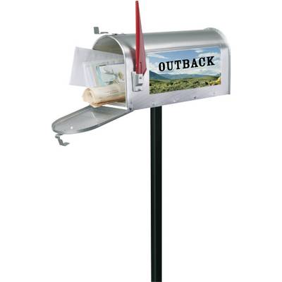 Boîte aux lettres ouverte avec des cartes postales et un rouleau, autocollant avec 'OUTBACK' et image de paysage, montée sur un support noir.