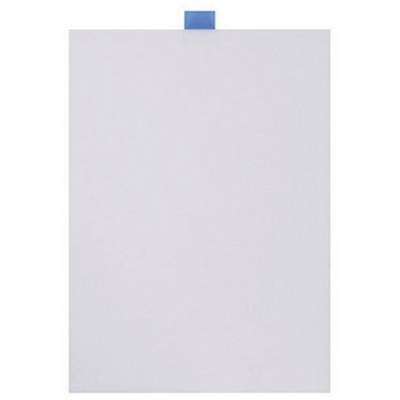 Une feuille blanche fixée à un mur avec un ruban adhésif bleu en haut.