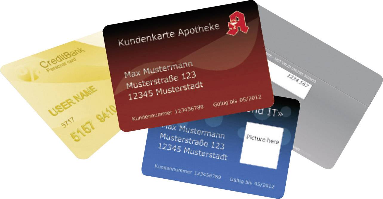 Plusieurs cartes sont superposées : une carte de crédit, une carte de fidélité de pharmacie au nom de 'Max Mustermann', des cartes d'identité avec un espace prévu pour une photo.