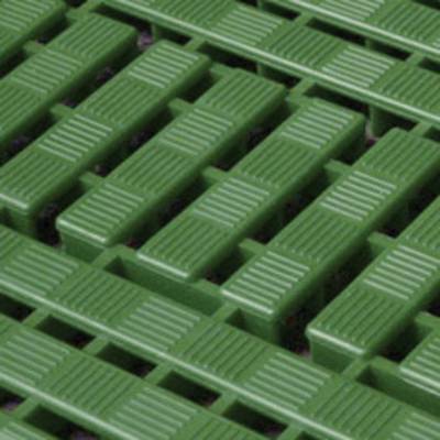 Revêtement de sol vert à lamelles parallèles, offrant une surface antidérapante, souvent utilisé dans les usines ou les ateliers.