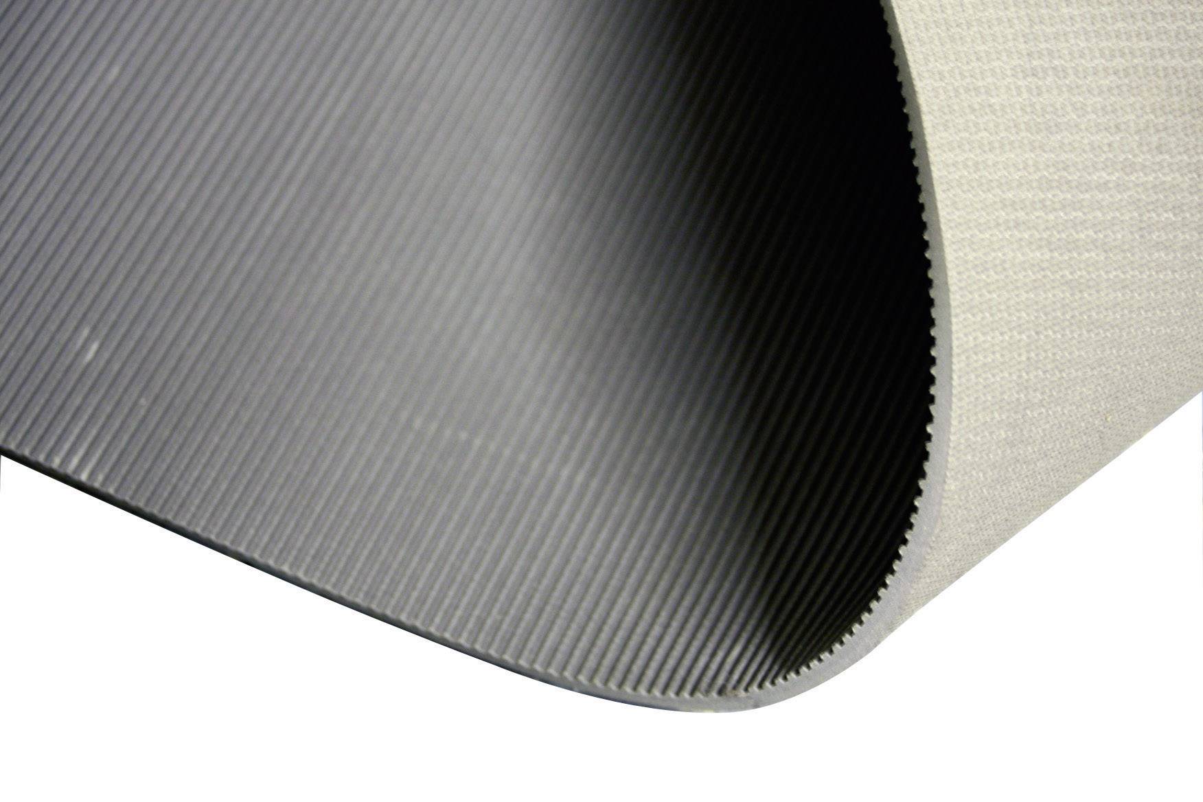 Un gros plan détaillé d'un tapis structuré flexible, gris et blanc, courbé en arc.