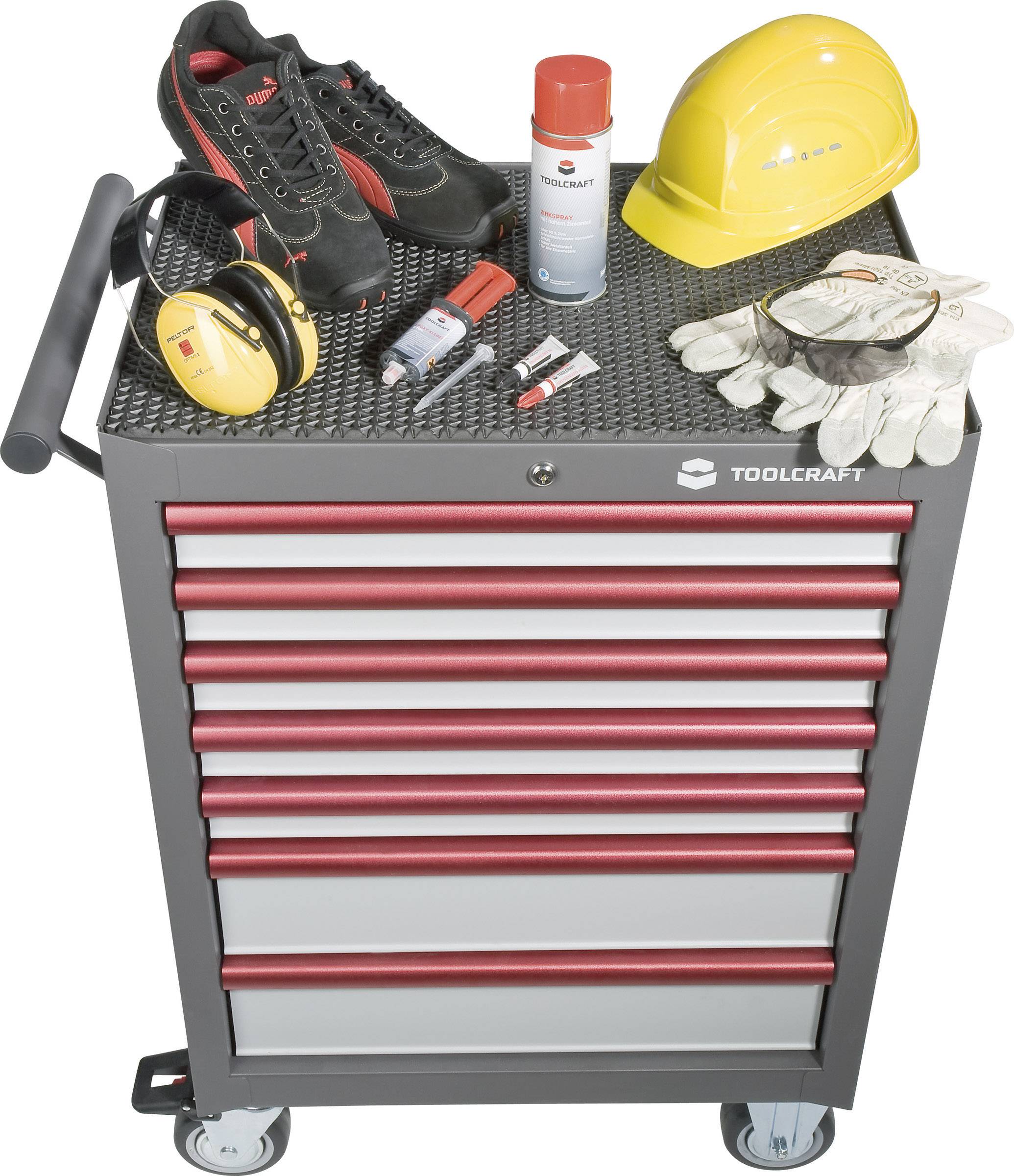 Un chariot à outils à sept tiroirs. Sur le dessus se trouvent des bottes de protection, un casque, des gants, des lunettes de protection, des bombes aérosols et des protège-oreilles.