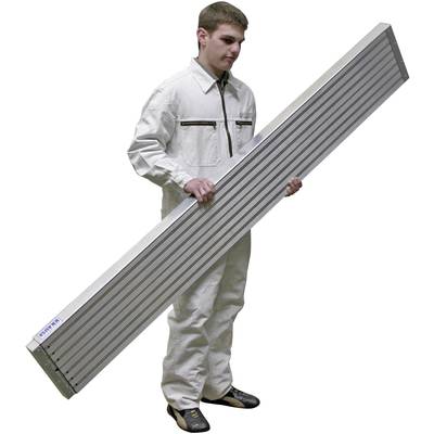 Un homme en tenue de travail tient une grande plaque métallique avec des rainures parallèles, probablement un élément d'un projet de construction ou d'atelier.