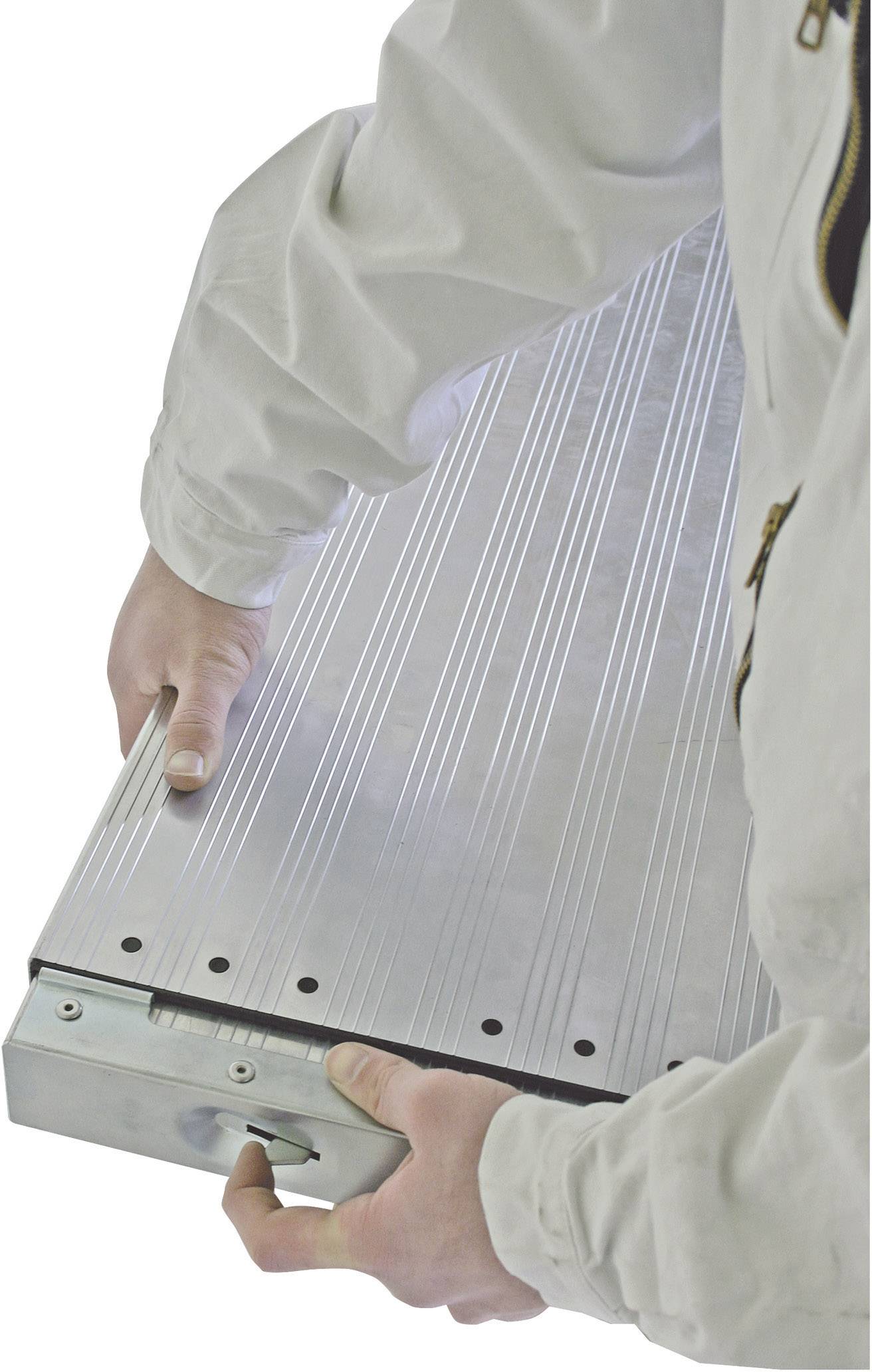 Une personne tient une plaque en métal avec une surface striée. Les mains saisissent l'extrémité qui comporte un mécanisme de verrouillage.