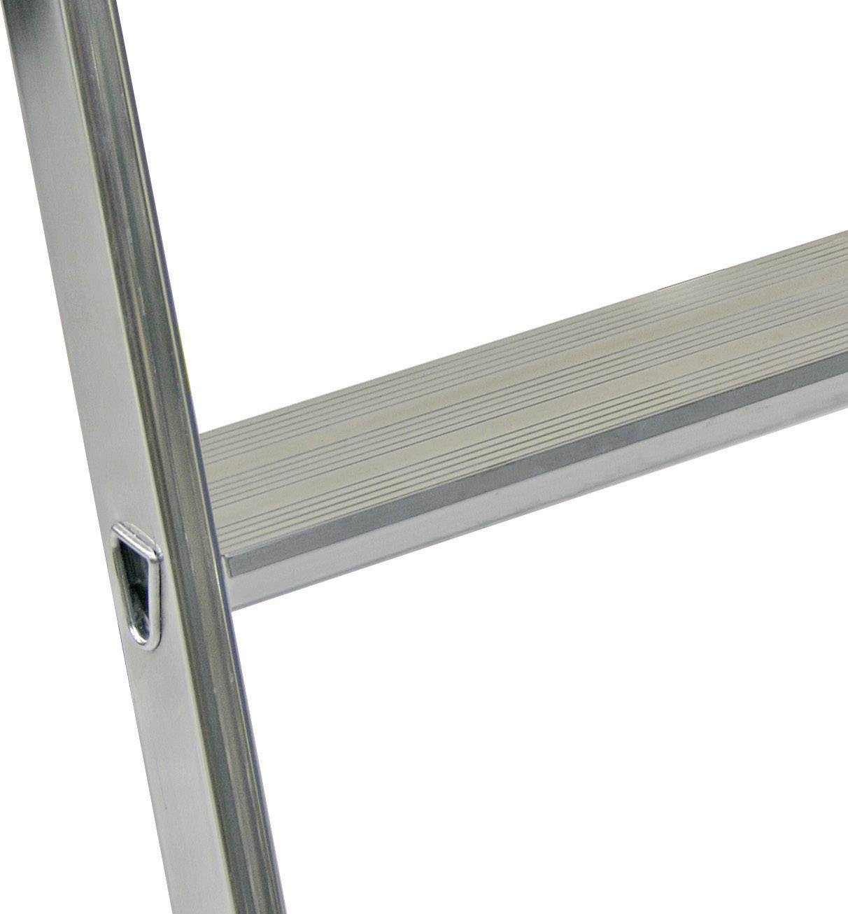 Une échelle en aluminium argenté avec un seul barreau, doté d'une surface striée pour une meilleure adhérence.