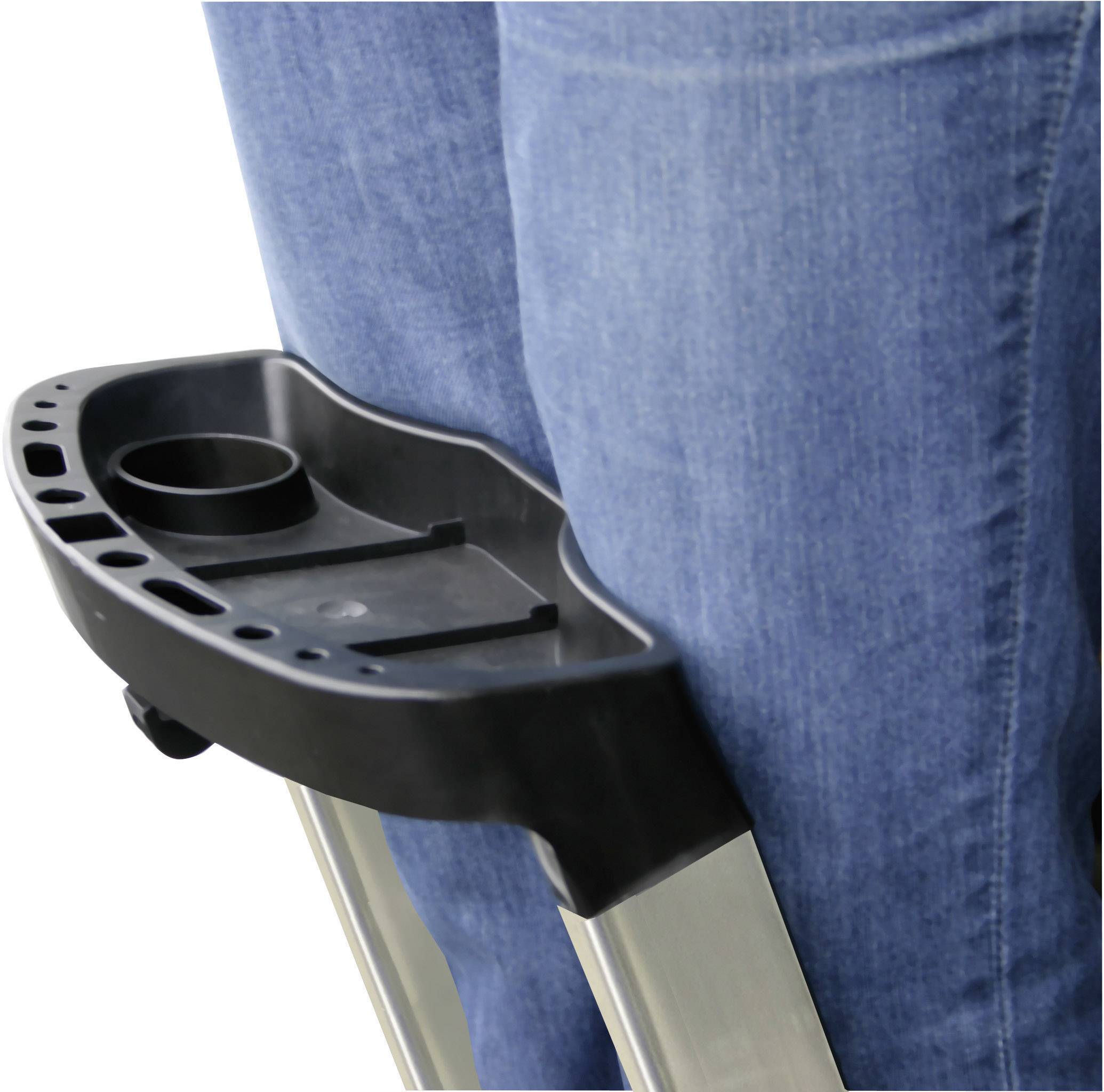 Un plateau avec support de gobelet est fixé sur le côté d'une échelle ou d'une chaise devant un fond en tissu de jean.