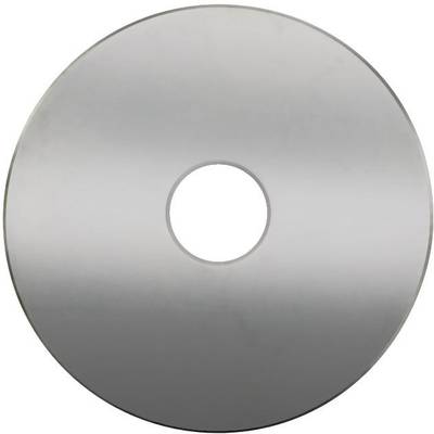 Un CD argenté avec des étiquettes vierges, sur un fond blanc. Essentiel pour le stockage de données et la lecture musicale.