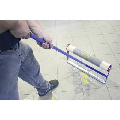 Une personne utilise un rouleau bleu pour imprimer des lettres jaunes sur des carreaux gris.
