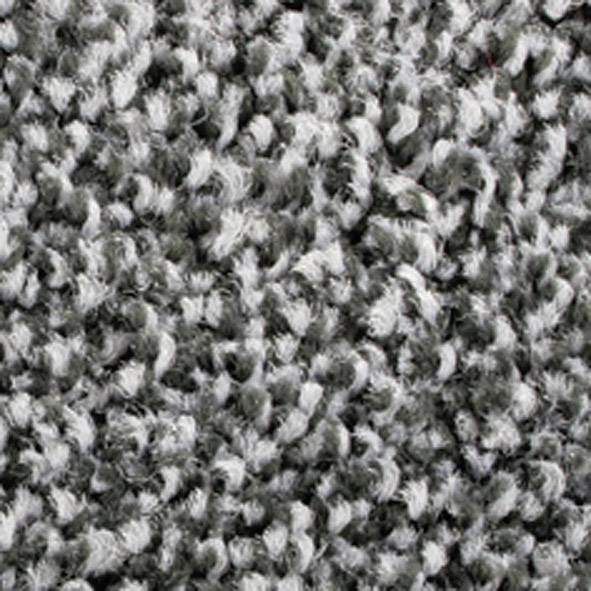 Gros plan sur un tapis gris texturé, à la surface épaisse et pelucheuse, transmettant une apparence douce et confortable.