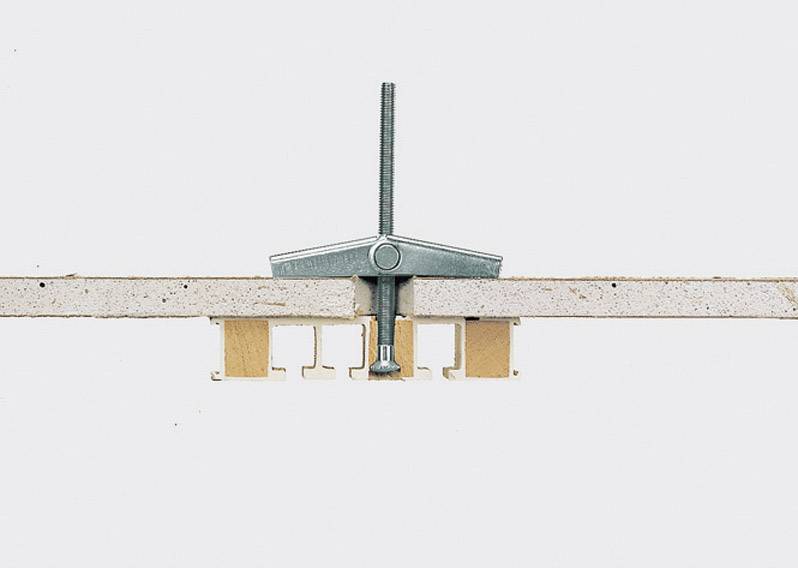 Coupe transversale d'un système de fixation pour l'installation de dalles de plafond, composé de clips métalliques et de vis, monté dans un plafond.