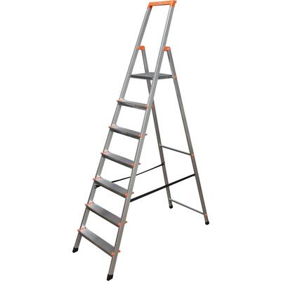 Une échelle pliante en métal argenté avec des détails orangés et sept marches, positionnée verticalement. Elle convient parfaitement aux travaux en hauteur.