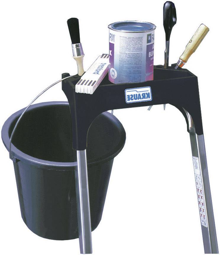 Un chevalet de peinture noir avec des outils et un seau de peinture, prêt à peindre, se trouve à côté d'un seau noir vide.