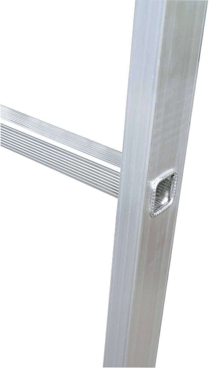 Échelle en aluminium avec des échelons stables et cannelés, antidérapants. Adaptée pour une utilisation sûre en intérieur et en extérieur.