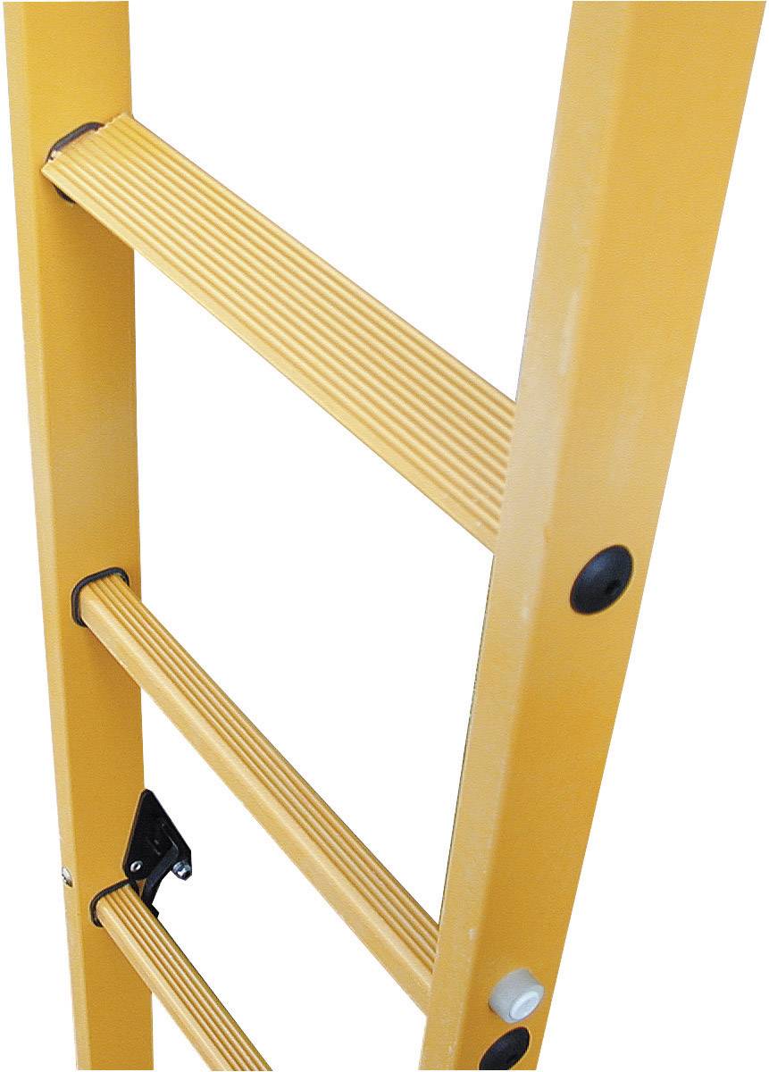 Une échelle orange à marches nervurées, debout, montrant quatre échelons. La sécurité des employés pourrait être pertinente.