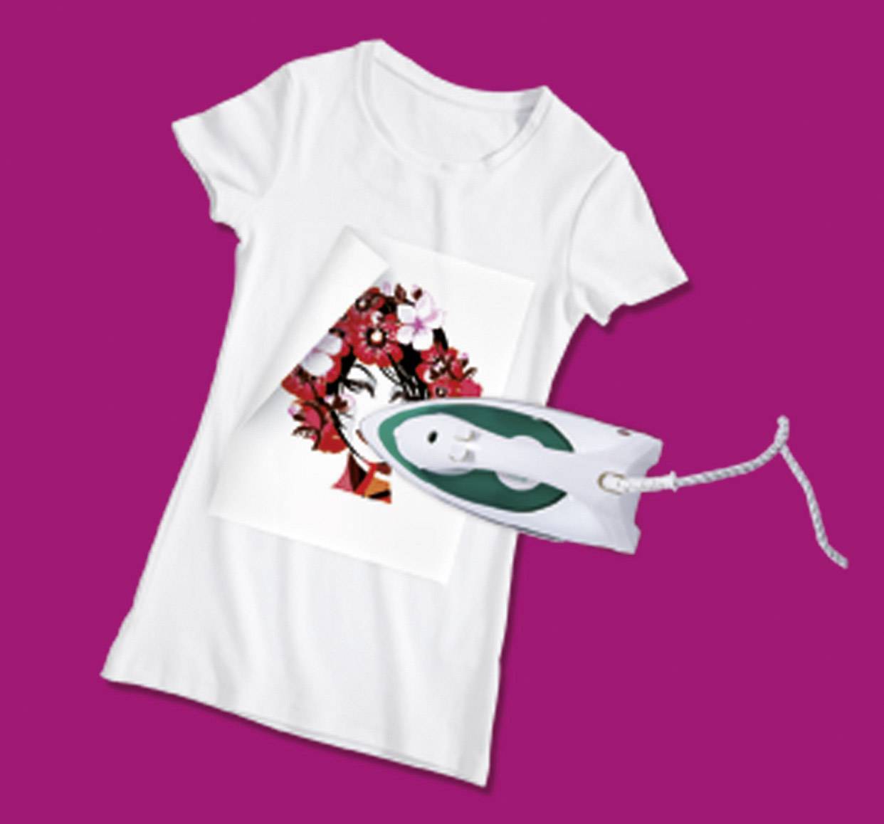 Un t-shirt blanc avec un motif floral coloré est présenté sur un fond rose à côté d'un fer à repasser.