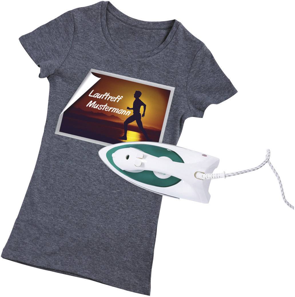 Un t-shirt gris avec l'image d'un coureur au coucher de soleil et le texte 'Lauftreff Mustermann'. Un fer à repasser est posé à côté.