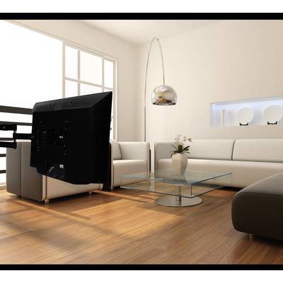 Salon lumineux avec un canapé blanc, une table basse en verre et une télévision montée au mur, un parquet et un lampadaire.