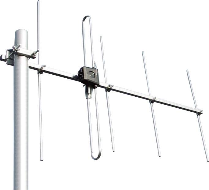 Une antenne Yagi avec plusieurs éléments métalliques montés sur un mât, typiquement utilisée pour la réception radio ou télévisuelle.