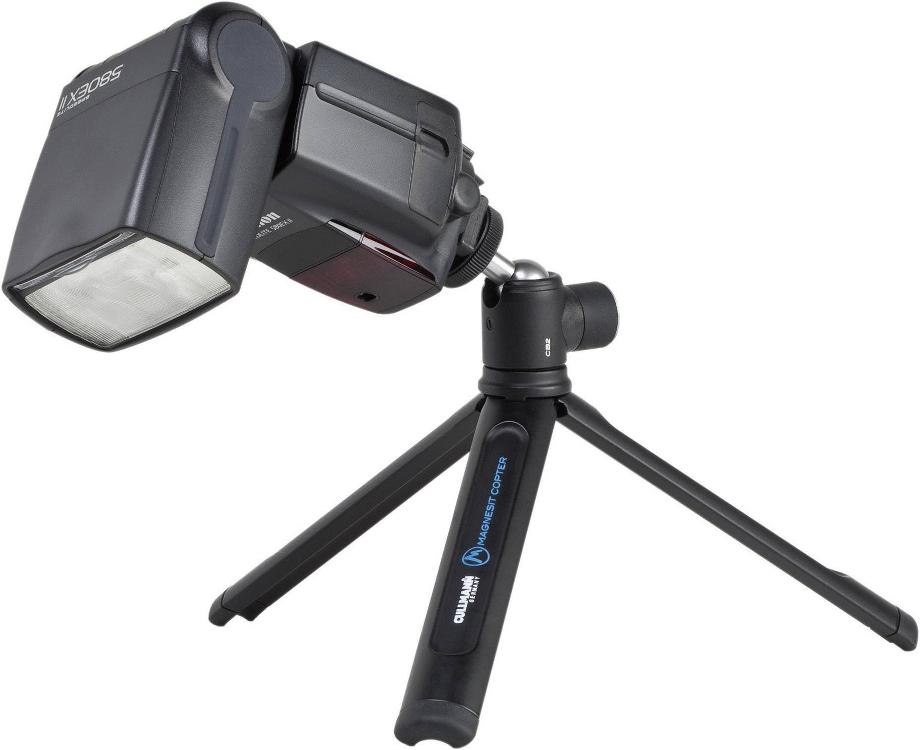 Un petit flash rabattable avec tête inclinable monté sur un trépied compact. Idéal pour un éclairage flexible et mobile.