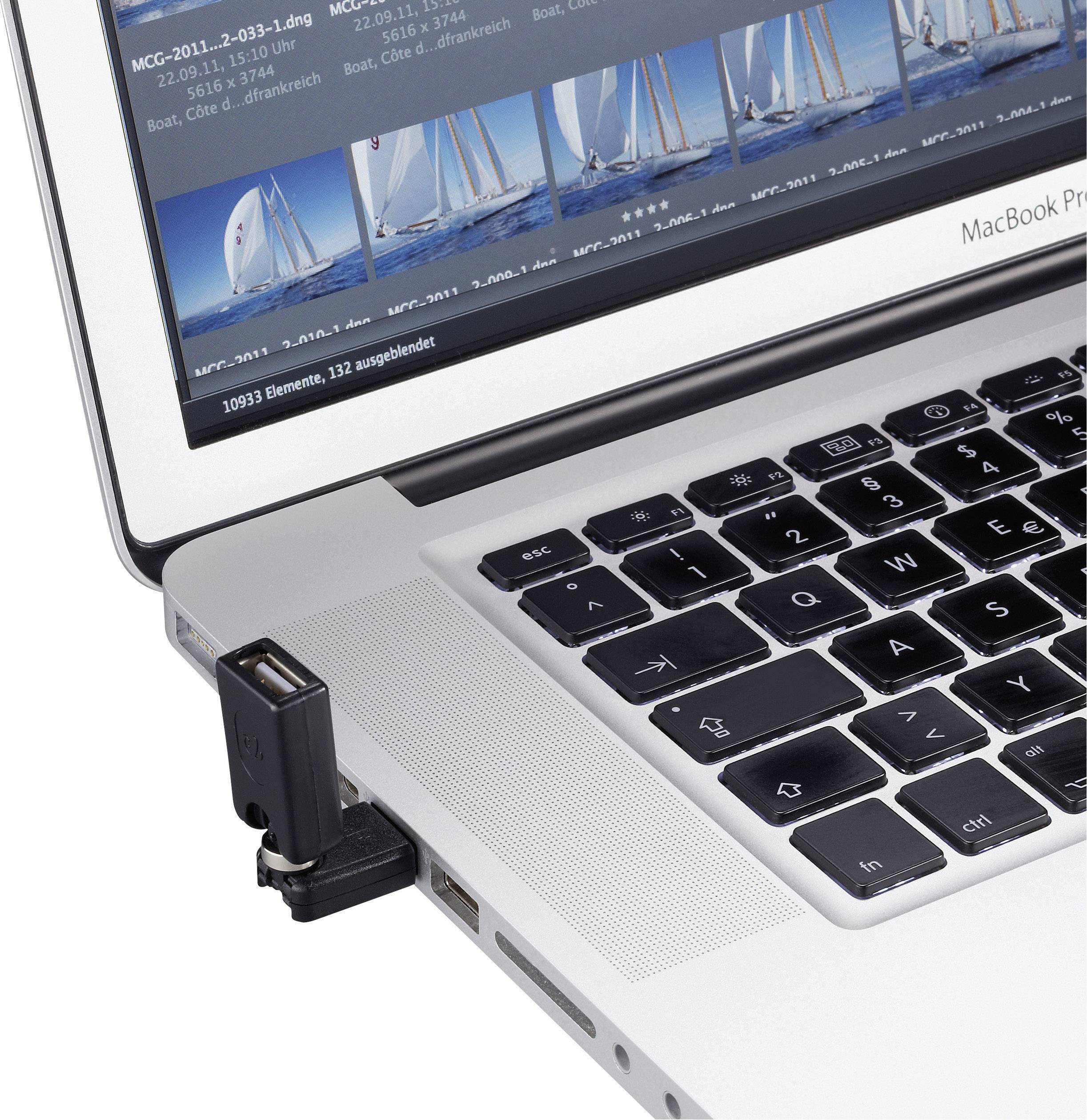 Un ordinateur portable avec une rallonge USB, à laquelle est connecté un petit dongle USB. Des images de voiliers sont visibles à l'écran.