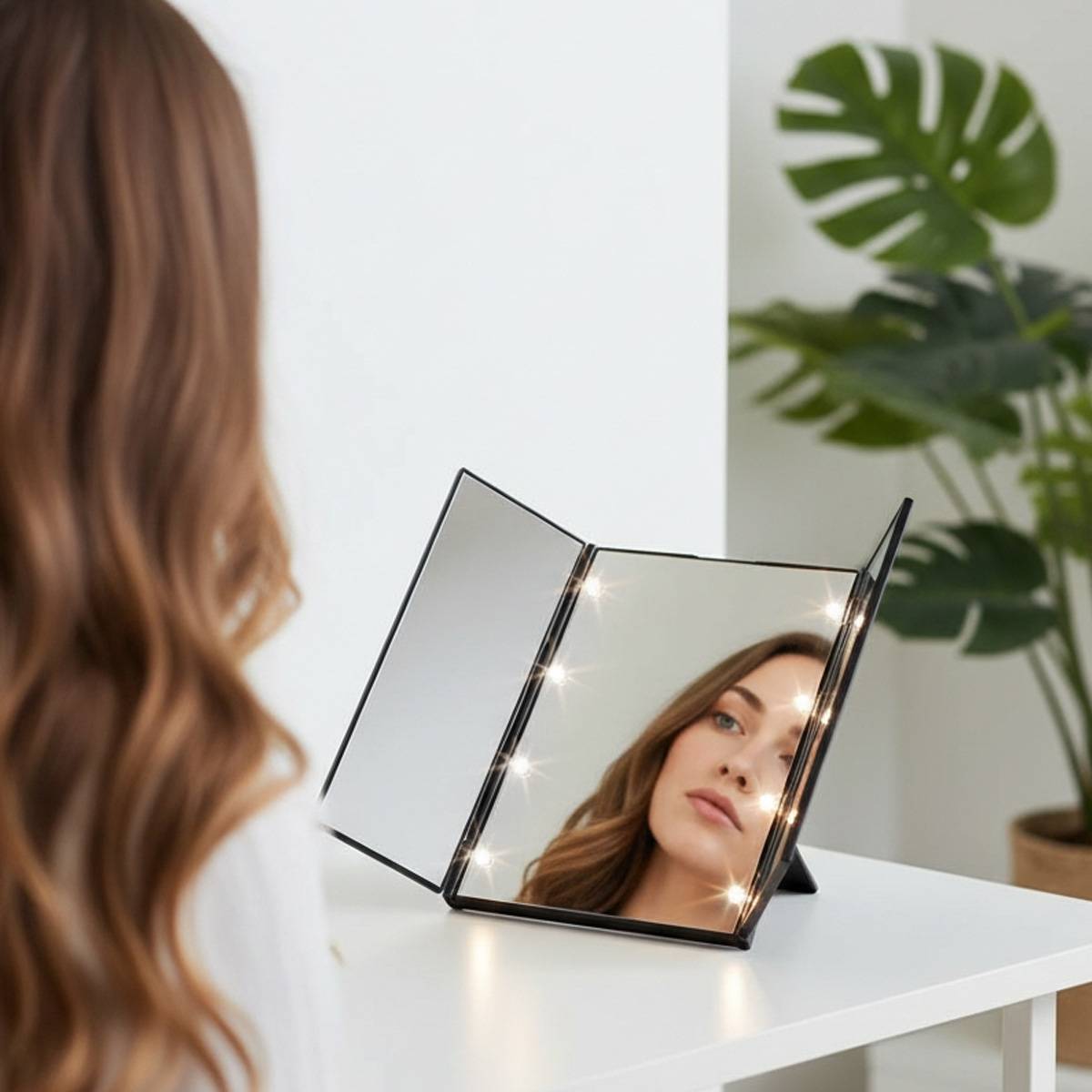 Miroir de Maquillage Triptyque avec Éclairage LED Intégré et Volets Pliables-2