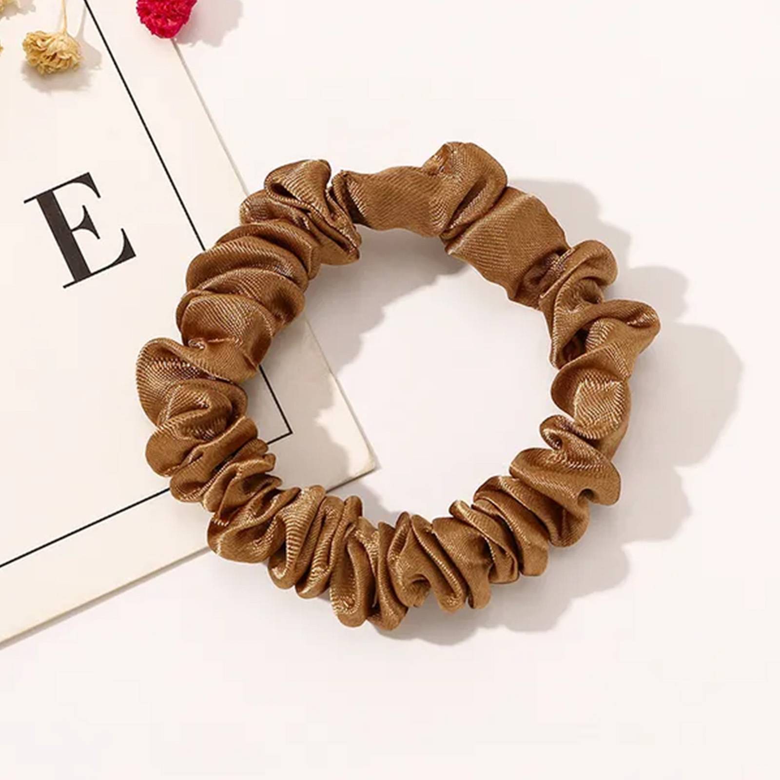Chouchou Classique pour Cheveux en Satin Plissé Minimaliste Marron-0