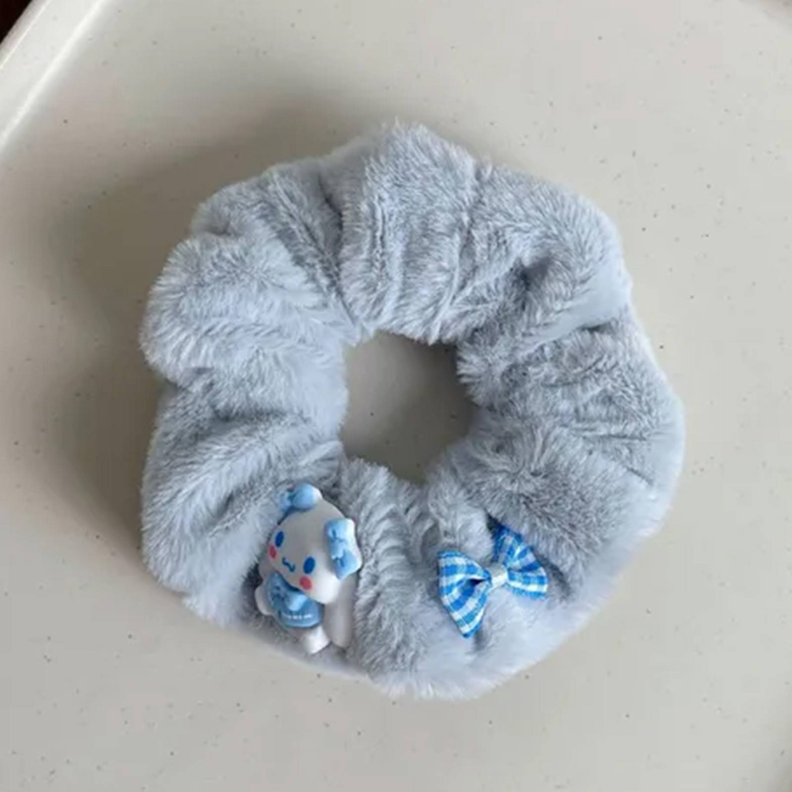 Chouchou Classique pour Cheveux en Fausse Fourrure Pelucheux avec Charms Sanrio Ravissant Gris-1