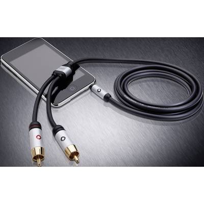 Smartphone connecté à un câble audio avec deux fiches dorées, reposant sur une surface métallique.