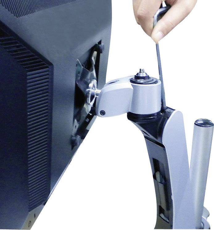 Une main serre une vis sur un support de moniteur à l'aide d'une clé à molette.