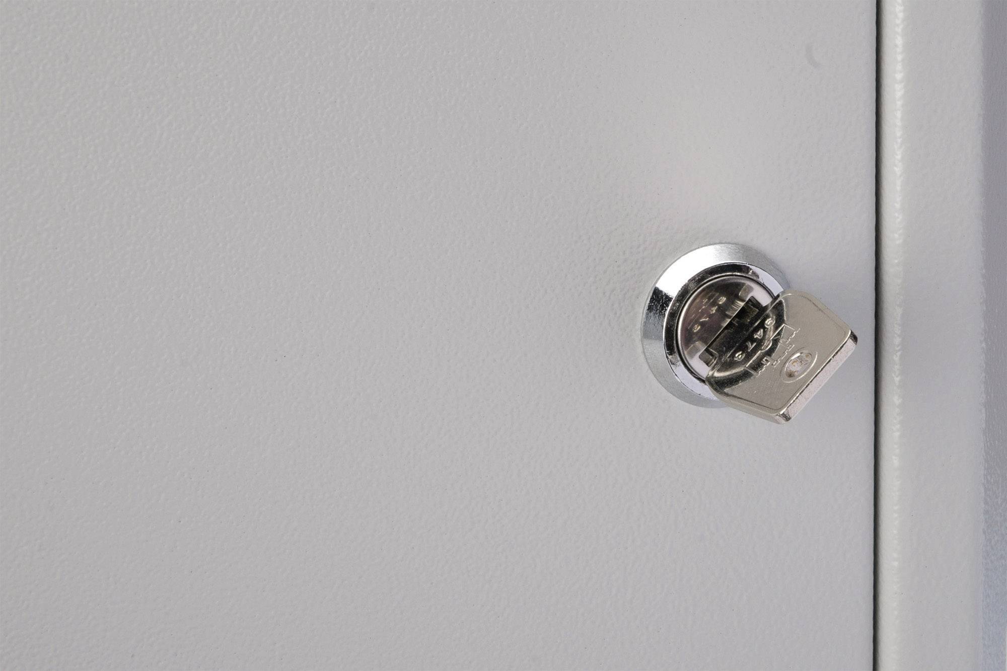 Une serrure argentée sur une porte grise, légèrement tournée vers la droite, sans clé visible.