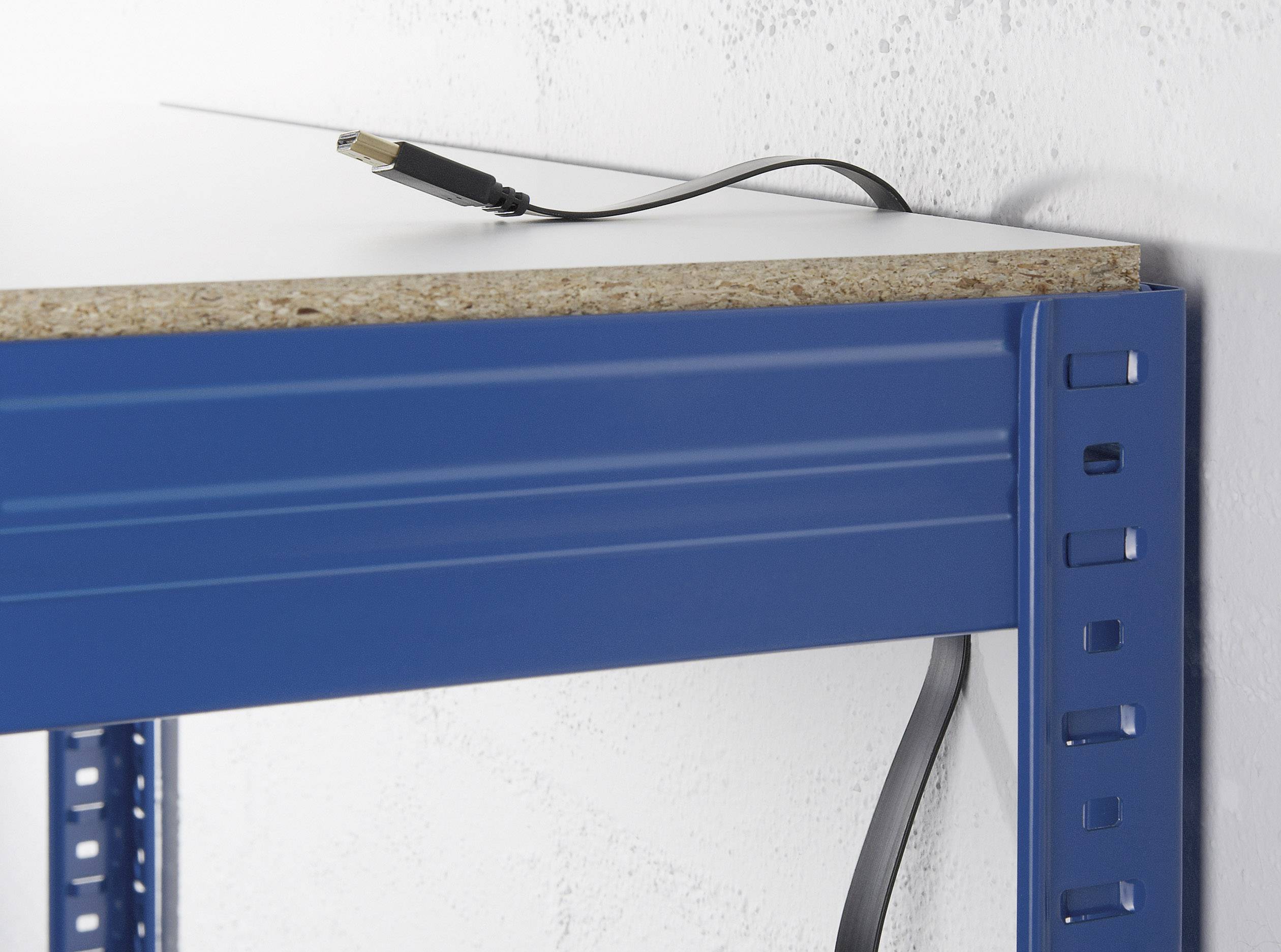 Une étagère métallique bleue est placée contre un mur. Un câble noir avec une fiche USB est posé sur le dessus de l'étagère.