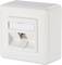 Une prise murale blanche pour câble LAN, avec un couvercle s'ouvrant vers le bas et libérant la connexion.