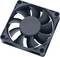 Un ventilateur d'ordinateur noir à sept pales, monté dans un cadre carré, utilisé pour le refroidissement des appareils électroniques.