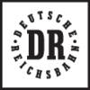 Logo de la Deutsche Reichsbahn avec les lettres 'DR' au centre, entourées d'un bandeau circulaire portant l'inscription 'DEUTSCHE REICHSBAHN'.