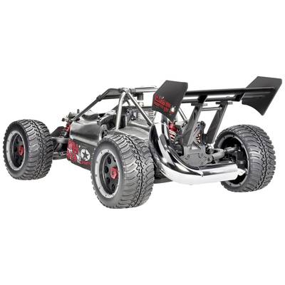 Daljinski upravljani model automobila s velikim gumama, vidljivim ispušnim sustavom i stražnjim spoilerom, postavljen na ravnoj površini.